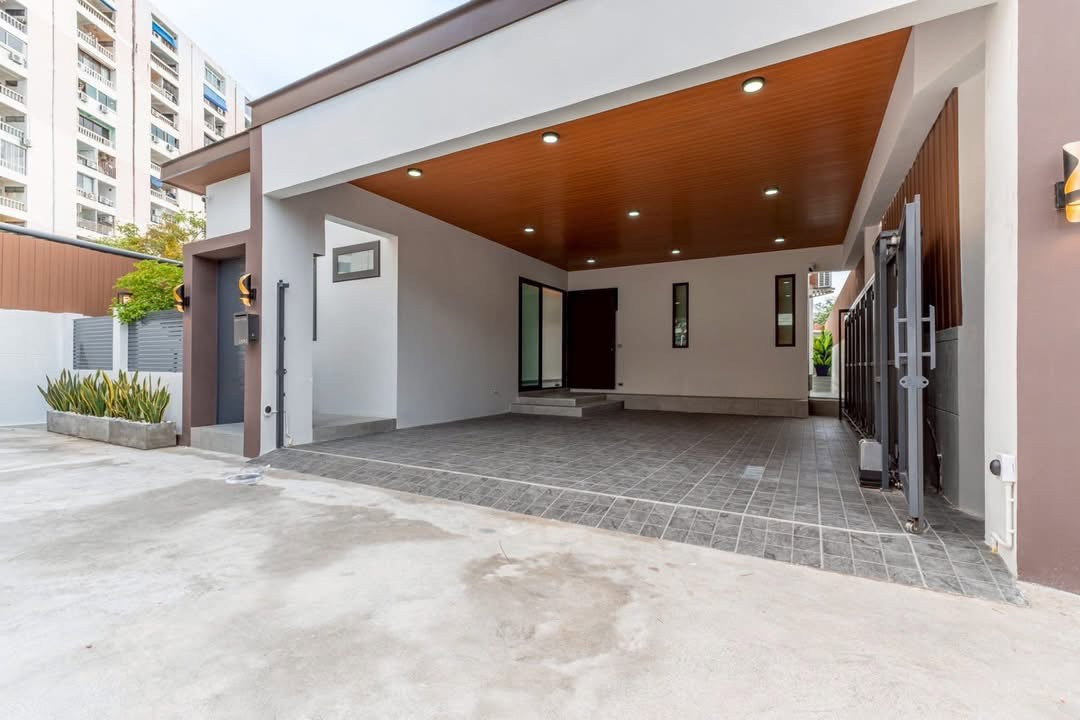 รูป บ้านเดี่ยวพูลวิลล่า สไตล์โมเดิร์น ทำเลทองใจกลางเมืองพัทยากลาง ซอยเฉลิมพระเกียรติ 10/1 - รูปที่ 2/19