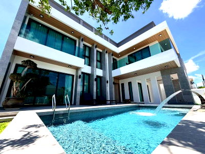 Houses for sale Pornprapanimit Road : Luxury modern detached house for sale in Soi Siam Country Club, Pattaya. Elegant design, move in Ready