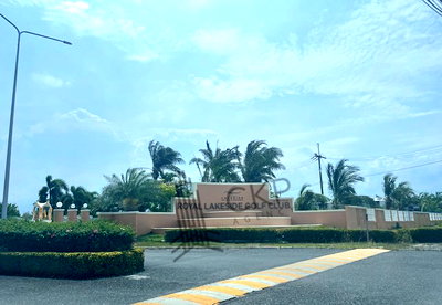 Land for sale Bang Pakong Chachoengsao : Lowest price in the project! Vacant land in Royal Lakeside Golf Club, Ideal for building a residential home, electricity and water available. | 93343