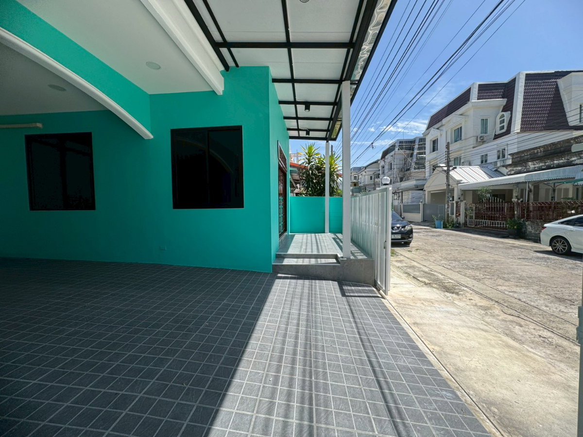 รูป ให้เช่าบ้าน ซอยศรีนครินทร์ 24 **ราคาพิเศษขนาด 300 ตร.ม.** (N.2198) - รูปที่ 2/10