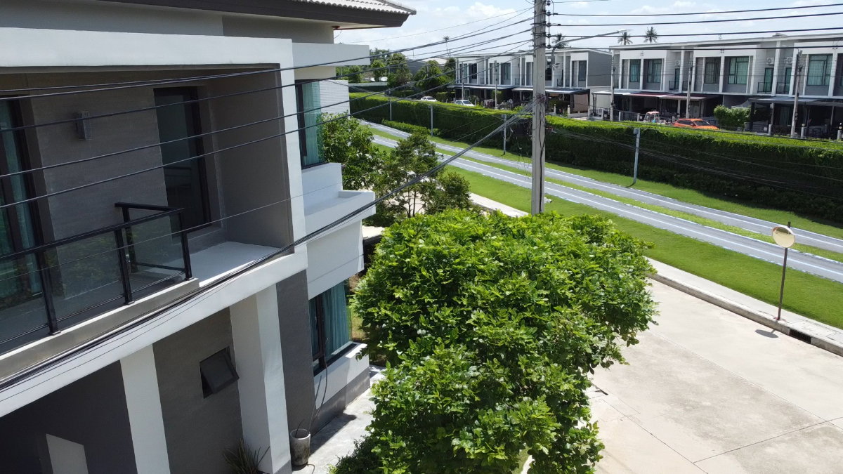 รูป บ้านเดี่ยวหลังมุม Centro ราชพฤกษ์–สวนผัก บนที่ดิน 72.9 ตร.วา สวนร่มรื่น วิวเปิดโล่ง ตรงข้าม Bike Lane 750 เมตร พร้อมเฟอร์นิเจอร์และเครื่องใช้ไฟฟ้า - รูปที่ 8/46