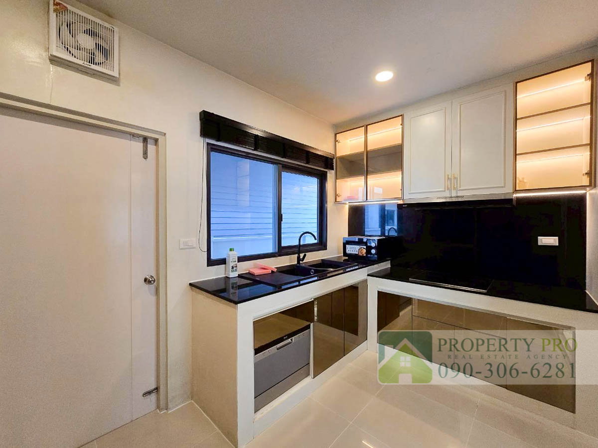 รูป ให้เช่า บ้าน เซนโทร บางนา บ้านเดี่ยว 2 ชั้น 4 ห้องนอน 54 ตรว 260 ตรม บ้านสวย สภาพใหม่มาก หันหน้าทางทิศใต้ เฟอร์นิเจอร์ เครื่องใช้ไฟฟ้าครบ : MJ26R-006 - รูปที่ 11/32