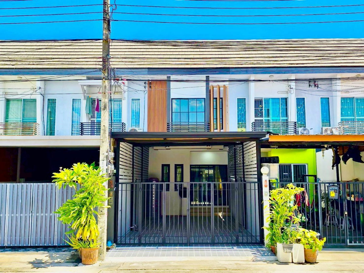 รูป ทาวน์เฮ้าส์รีโนเวทใหม่ ทำเลดี ม.คลัสเตอร์เฮาส์ ถ.เคหะร่มเกล้า 78 แยก 1 แขวงราษฎร์พัฒนา สะพานสูง เดินทางสะดวก - รูปที่ 1/21