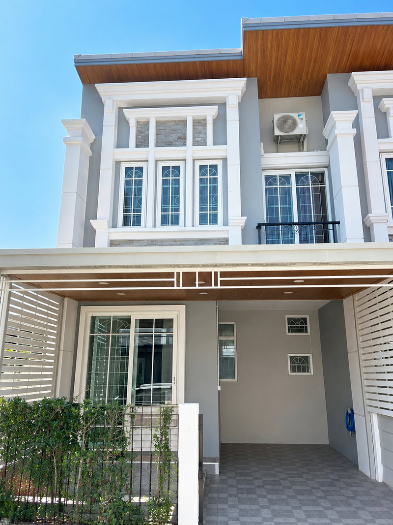 Townhouses for rent : 🏡✨ Corner Townhome for Rent | Golden Town Sukhumvit–Lasalle ✨🏡 📍 Located in Soi Wat Dan Samrong, near 🚆 BTS Samrong 🐶 Pet-Friendly Home