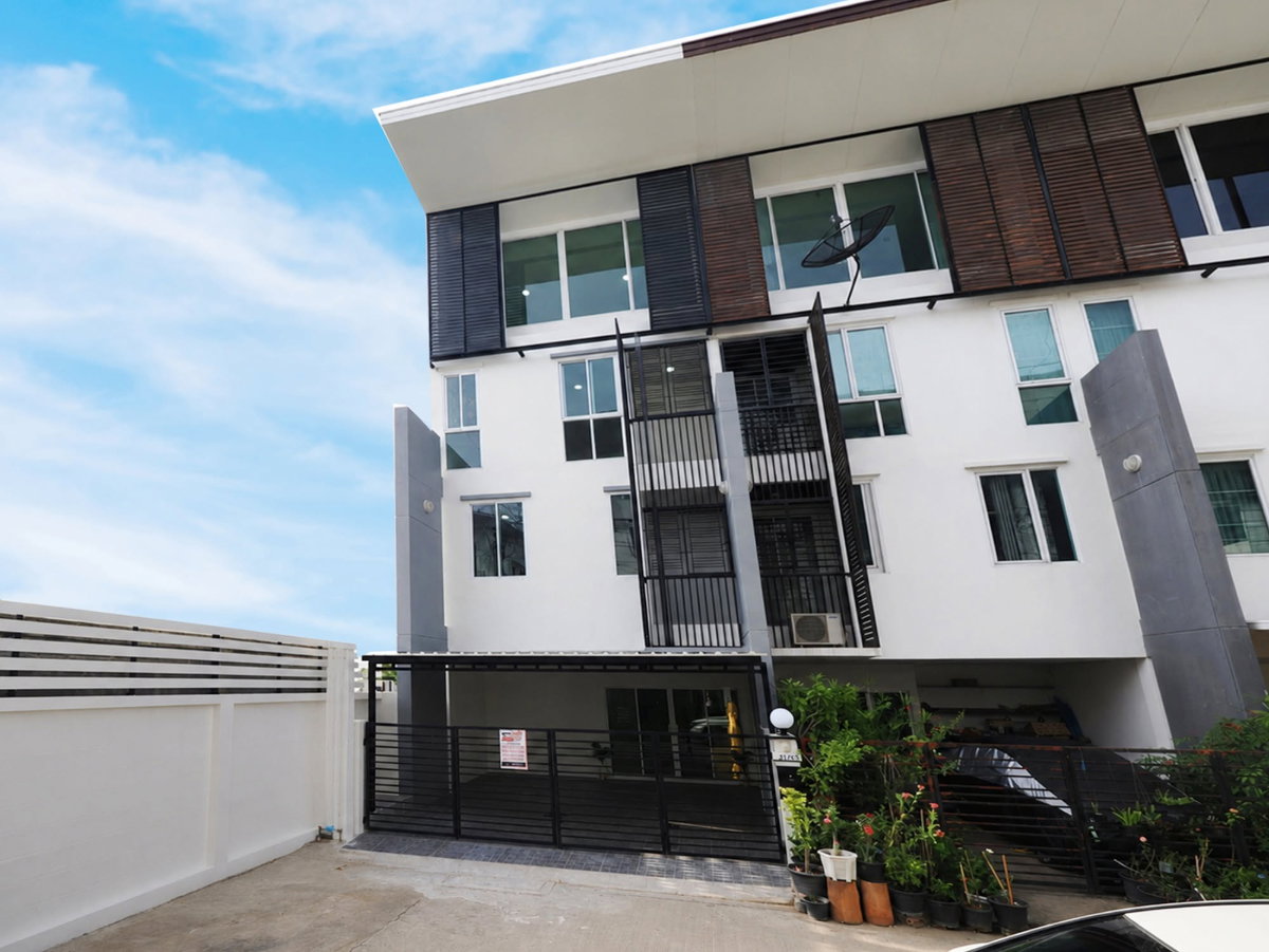 รูป ขายราคาพิเศษ ทาวน์โฮม 3.5 ชั้น ม.ดิแอททิค ขนาด 23.1 ตร.ว. 5นอน 3น้ำ หลังริม ต้นโครงการ [แจ้งวัฒนะ] - รูปที่ 3/64