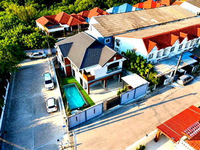 Houses for sale Chonburi : Luxury pool villa for sale in Pattaya, Thung Klom-Tal Man area. Prime location with private swimming pool.