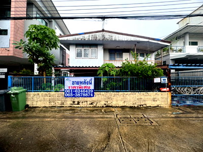 Houses for sale Wang Thonglang : Two-story detached house for sale in Sangkhsit Village, Soi 6, near BTS Chokchai 4 station. **Price: 6.5 million baht** (N.2178)