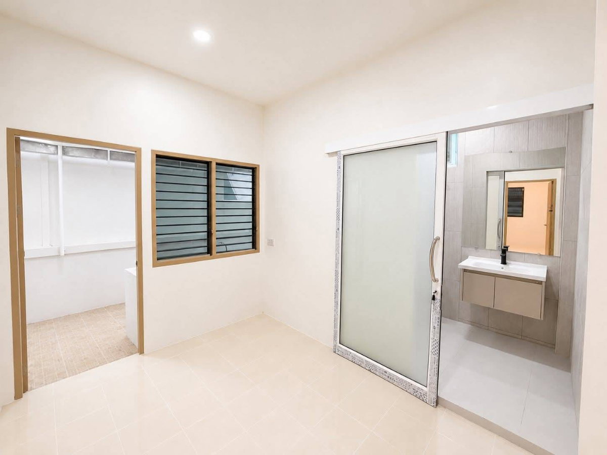รูป ขายบ้านเปล่า 2 ห้องนอน รีโนเวทใหม่หมด ไม่มีเฟอร์นิเจอร์ ใกล้โรงพยาบาลดอยสะเก็ด (H499) T.0946511456 - รูปที่ 5/7