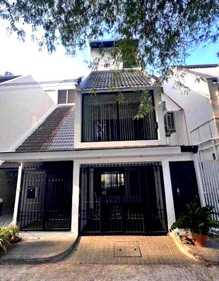 Townhouses for rent Bangkok : LTHC15831 – Luxury Pet-Friendly Townhouse for Rent Thonglor | Garden Court Townhouse Sukhumvit | Near Samitivej Hospital & BTS Ekkamai | 105,000 THB/month | ทาวน์โฮมหรูให้เช่า ทองหล่อ เลี้ยงสัตว์ได้ พร้อมสวนส่วนตัว ใกล้โรงพยาบาลสมิติเวช และ BTS เอกมัย