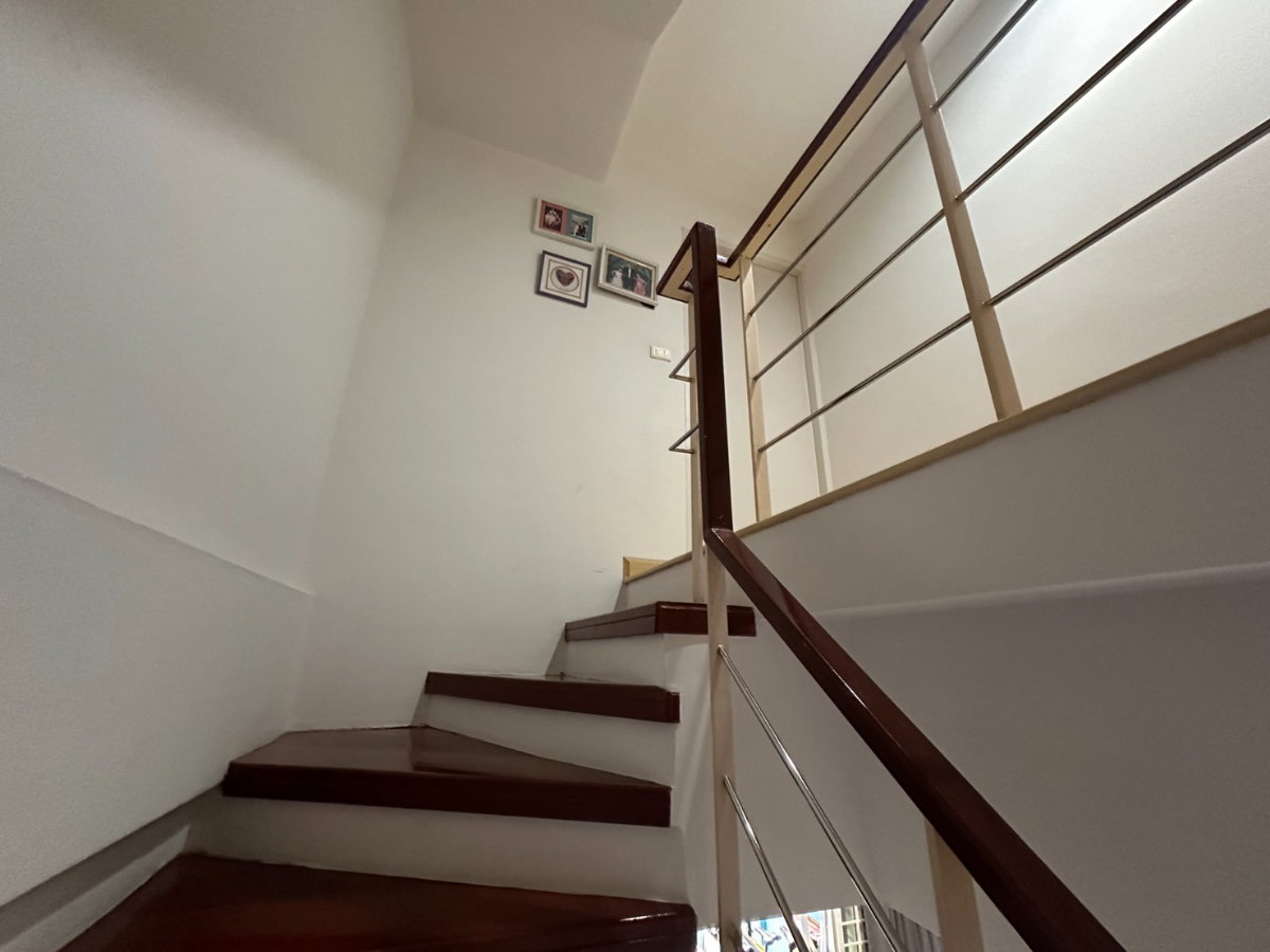 picture Tanapat Hosue Sathorn Narathiwas only 7.9 mb - 7/11