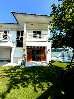 บ้านเดี่ยว ม.รังสิต : บ้านหรูหลังมุม มีสระว่ายน้ำ สวนหย่อม ถูกสุดในโครงการ ใกล้ฟิวเจอร์แค่10นาที