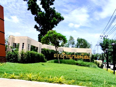Houses for sale Nawamintharachinuthit Satriwittaya 2 School : Urgent Sale: Detached house in Panya Lake Home Village, located on Nimitmai Road, includes a free prefabricated house.