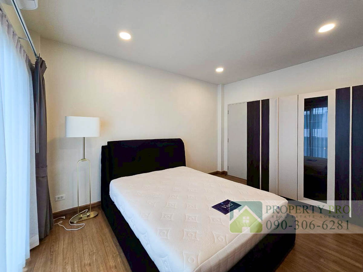 รูป ให้เช่า บ้าน เซนโทร บางนา บ้านเดี่ยว 2 ชั้น 4 ห้องนอน 54 ตรว 260 ตรม บ้านสวย สภาพใหม่มาก หันหน้าทางทิศใต้ เฟอร์นิเจอร์ เครื่องใช้ไฟฟ้าครบ : MJ26R-006 - รูปที่ 8/32