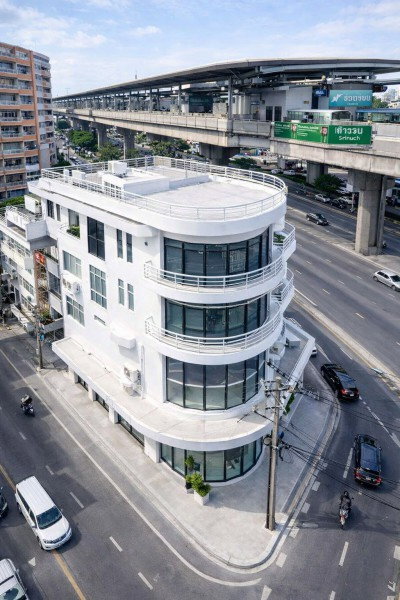รูป อาคารพาณิชย์ห้องมุม 4.5 ชั้น 2 คูหา 7นอน 4น้ำ ใกล้ MRT ศรีนุช 358 ม. อ่อนนุช 48–58 โชว์รูมติดถนนใหญ่ - รูปที่ 1/8