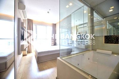 Condos for sale : The Address Asoke Big discount, full deal near MRT Phetchaburi Station