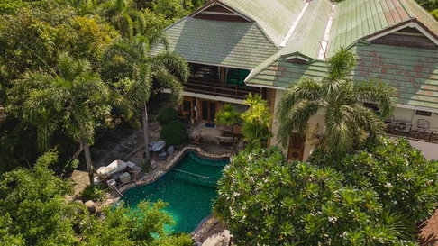 A luxury mansion on a large plot of land, located on the main Chak Kho-Nong Kham road in Sriracha.