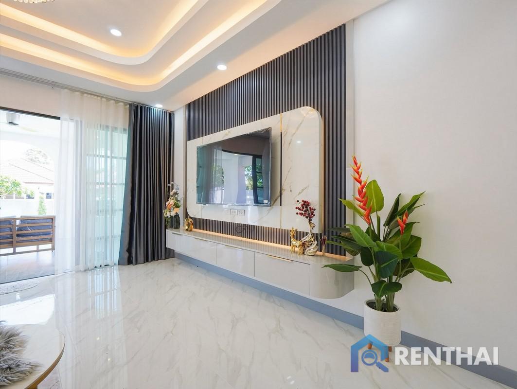 picture Luxurious 4-Bed Home in Pattaya with Pool & Garden - 15/18