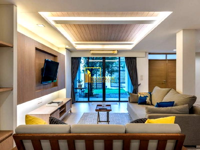 Townhouses for rent Kasem Bundit Phatthanakan University  : Beautifully Renovated 3 Bed Townhouse For Rent in Ekkamai - BR8807TH