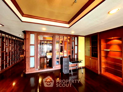 Condos for rent : High-Floor 1-BR 83 Sqm At Nusa State Tower, 400m to BTS Saphan Taksin (ID 3035952)