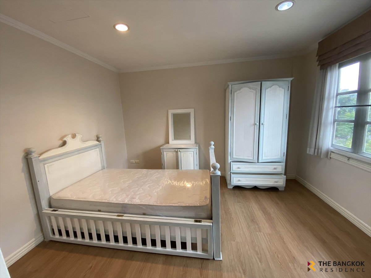 รูป บ้านให้เช่า 🏡 Fantasia Villa 2 ทาวน์โฮมหรูสไตล์ยุโรป ใกล้ BTS แบริ่ง เพียง 400 ม. 4นอน 240 ตร.ม. 75k 💼 หลังมุม วิวสวนและสระว่ายน้ำ พร้อมเฟอร์ฯ ครบ  - รูปที่ 8/14