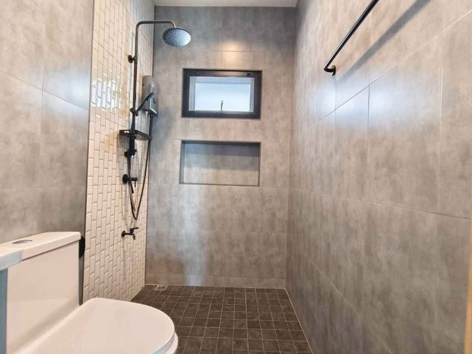 picture Two storey house for rent with 3 bedrooms,3 toilets and 1 kitchen.  - 13/15