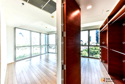 Condos for sale : The River near BTS Saphan Taksin