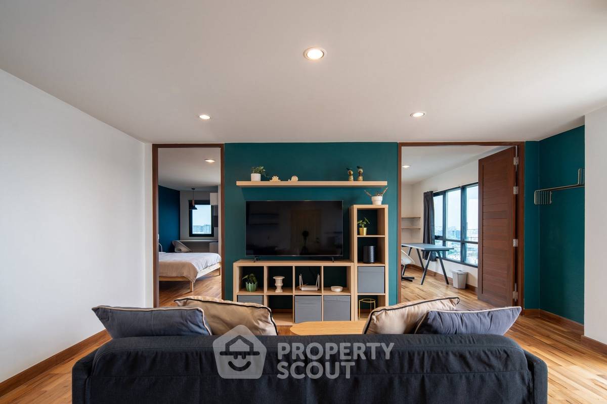 picture 2-BR Condo, 87 Sqm, High-Floor At Sarin Place Near BTS Ratchayothin (ID 3035002) - 1/22