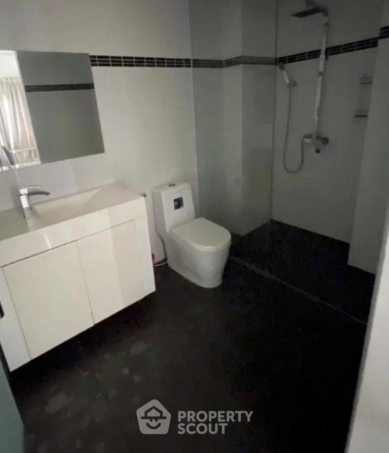 picture 2-BR Condo 100 Sqm Park Royal 3 Condominium, Phratamnak (ID 3034832) - 3/5
