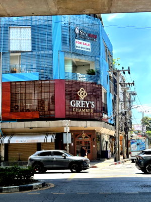 Shophouses for sale Vajiravudh College : Prime Commercial Building for Sale in Ari – Corner Lot on the Main Road | Only 2 Minutes to BTS Ari