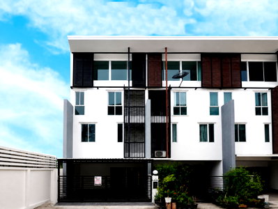 ทาวน์โฮม ม.สุโขทัยธรรมาธิราช : ขายราคาพิเศษ ทาวน์โฮม 3.5 ชั้น ม.ดิแอททิค ขนาด 23.1 ตร.ว. 5 ห้องนอน 3 ห้องน้ำ บ้านสไตล์โมเดิล ทำเลหลังริม ต้นโครงการ รีโนเวทใหม่ทั้งหลัง [แจ้งวัฒนะ]