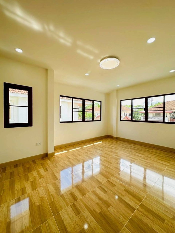 รูป  บ้านเดี่ยวหลังใหญ่หรู 2 ชั้น64 ตรว รีโนเวทใหม่ทั้งหลัง แปลงมุม ทิศเหนือ วิวดอยสุเทพ ซิตี้โฮมเพลส2  ติดสี่แยก สันกลาง-สันกำแพง ป่าบง สารภี เชียงใหม่ - รูปที่ 21/29