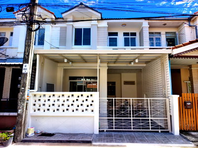 Townhouses for sale Suwinthawong Road : Townhouse for sale in Ruenrudee 3 Village, beautifully renovated and fully furnished.