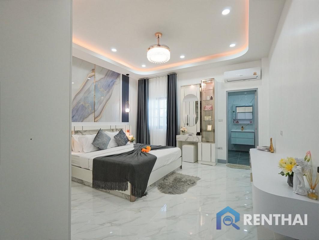 picture Luxurious 4-Bed Home in Pattaya with Pool & Garden - 13/18