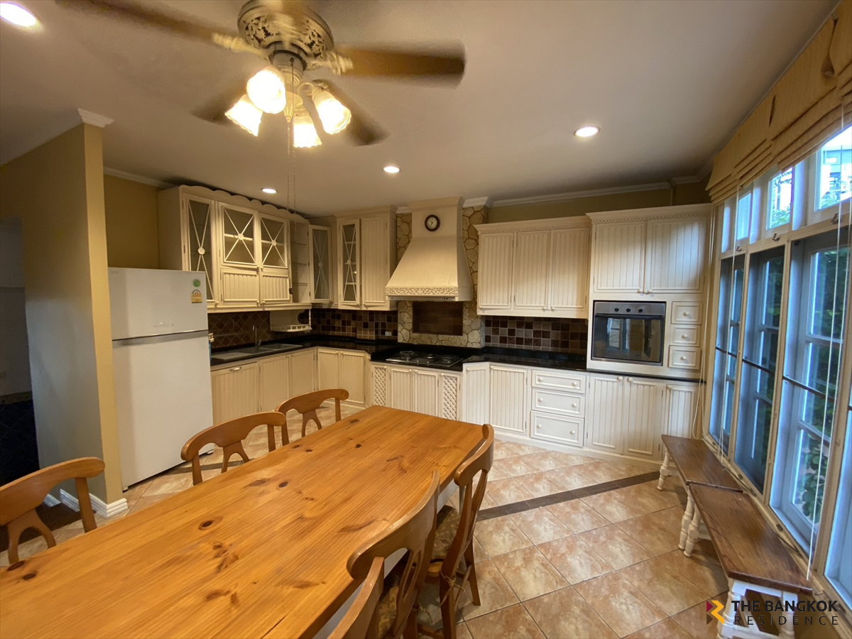 รูป บ้านให้เช่า 🏡 Fantasia Villa 2 ทาวน์โฮมหรูสไตล์ยุโรป ใกล้ BTS แบริ่ง เพียง 400 ม. 4นอน 240 ตร.ม. 75k 💼 หลังมุม วิวสวนและสระว่ายน้ำ พร้อมเฟอร์ฯ ครบ  - รูปที่ 6/14