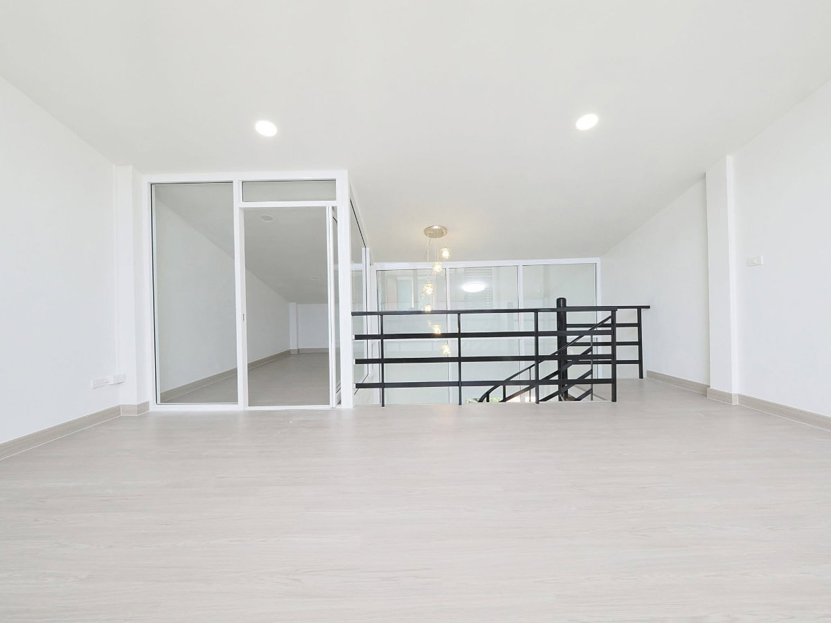 รูป ขายราคาพิเศษ ทาวน์โฮม 3.5 ชั้น ม.ดิแอททิค ขนาด 23.1 ตร.ว. 5 ห้องนอน 3 ห้องน้ำ บ้านสไตล์โมเดิล ทำเลหลังริม ต้นโครงการ รีโนเวทใหม่ทั้งหลัง [แจ้งวัฒนะ] - รูปที่ 55/64