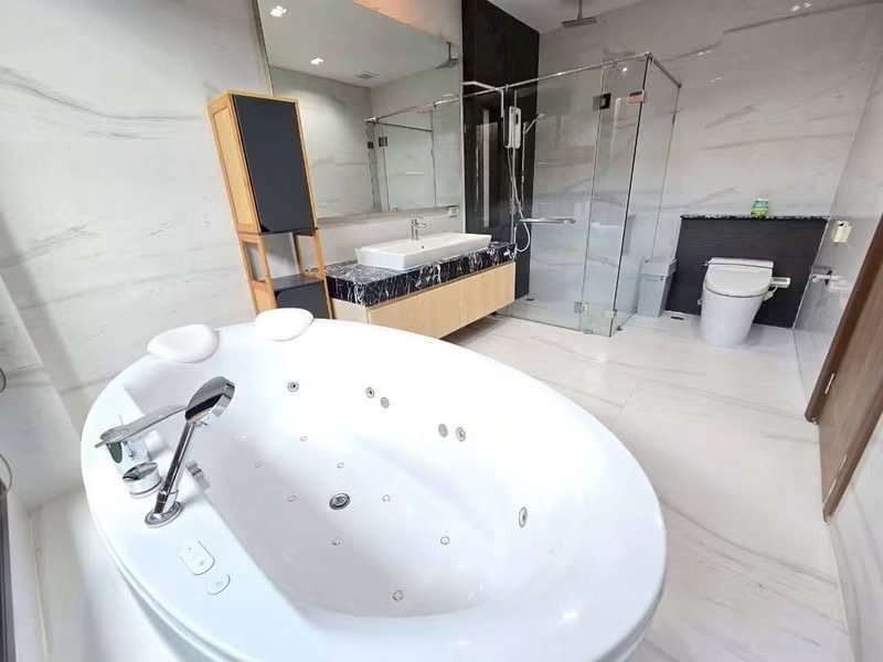 รูป 🏡 ให้เช่าบ้านเดี่ยว 3 ชั้น หลังใหญ่ ตกแต่งสไตล์โมเดิร์น ในโครงการคุณภาพ ความปลอดภัยสูง โซนรวมโชค ใกล้ห้างสรรพสินค้า, โรงเรียนนานาชาติ - รูปที่ 7/18