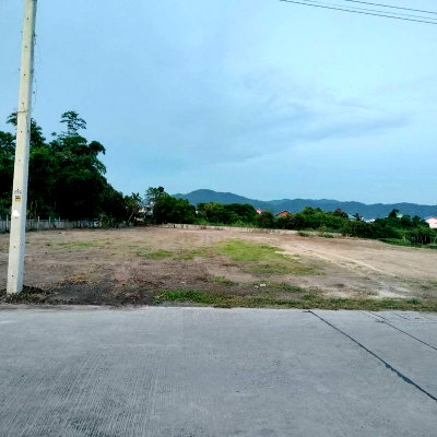Land for sale Muang Chon Buri Chonburi : Vacant land for sale, beautiful plot, Huai Kaphi area, Chonburi city. Excellent location.