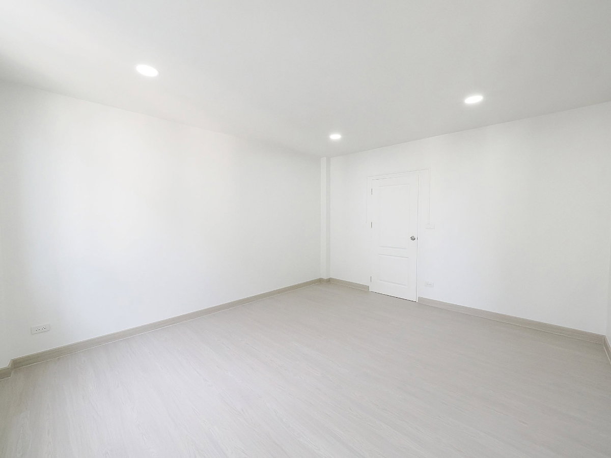 รูป ขายราคาพิเศษ ทาวน์โฮม 3.5 ชั้น ม.ดิแอททิค ขนาด 23.1 ตร.ว. 5 ห้องนอน 3 ห้องน้ำ บ้านสไตล์โมเดิล ทำเลหลังริม ต้นโครงการ รีโนเวทใหม่ทั้งหลัง [แจ้งวัฒนะ] - รูปที่ 32/64