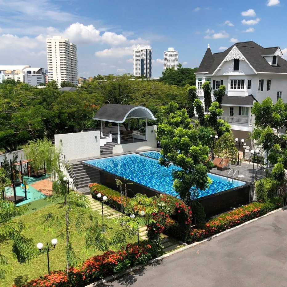 รูป คฤหาสน์หรูวินเทจสไตล์อังกฤษ! ให้เช่าบ้านเดี่ยว Fantasia Villa บางนา เพียง 350 ม. จาก MRT ศรีเอี่ยม | พื้นที่ 350 ตร.ม. แต่งครบพร้อมเข้าอยู่ - รูปที่ 2/23