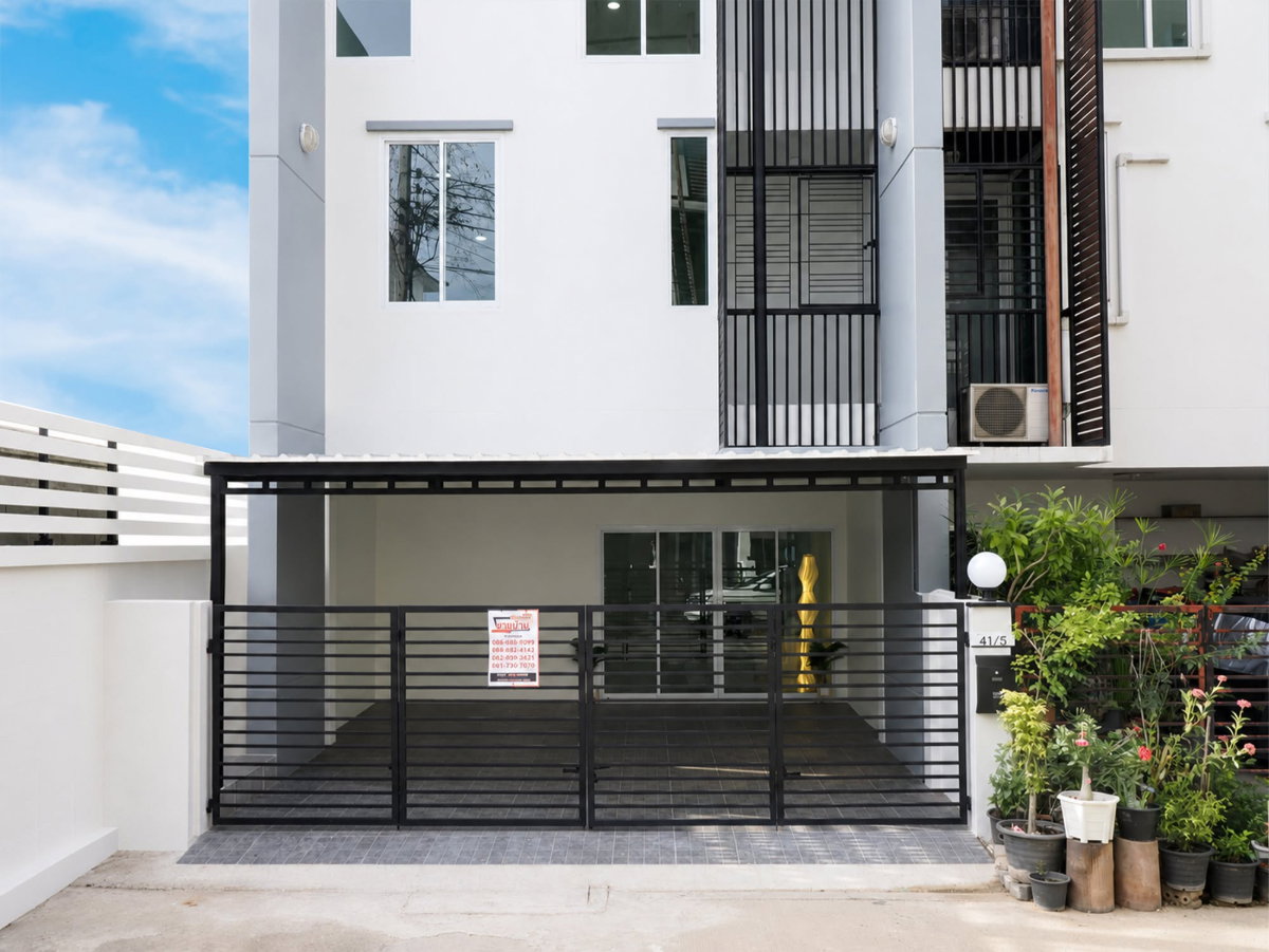 รูป ขายราคาพิเศษ ทาวน์โฮม 3.5 ชั้น ม.ดิแอททิค ขนาด 23.1 ตร.ว. 5 ห้องนอน 3 ห้องน้ำ บ้านสไตล์โมเดิล ทำเลหลังริม ต้นโครงการ รีโนเวทใหม่ทั้งหลัง [แจ้งวัฒนะ] - รูปที่ 4/64