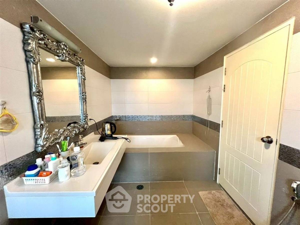 picture Pet-Friendly 2-BR 110 Sqm Baxtor Paholyothin14 Condo, Near BTS Saphan Khwai (ID 2610374) - 4/15