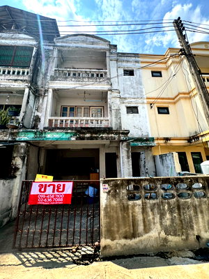 Townhouses for sale Pathumthani : 3-story townhouse near Khu Khot-Lamlukka Road, Pathum Thani
