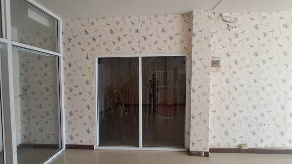 รูป ขายด่วน ตึกแถว 3 ชั้นหลังมุม (25 ตรว 168ตรม) เส้นศรีราชา หนองค้อ - รูปที่ 3/8