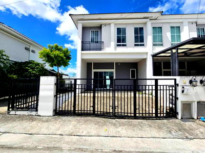 Townhouses for sale Ladkrabang Road Road : Corner unit, 2-story townhome in The Connect Wongwaen - Rama 9 project, near Suvarnabhumi Airport, convenient transportation.