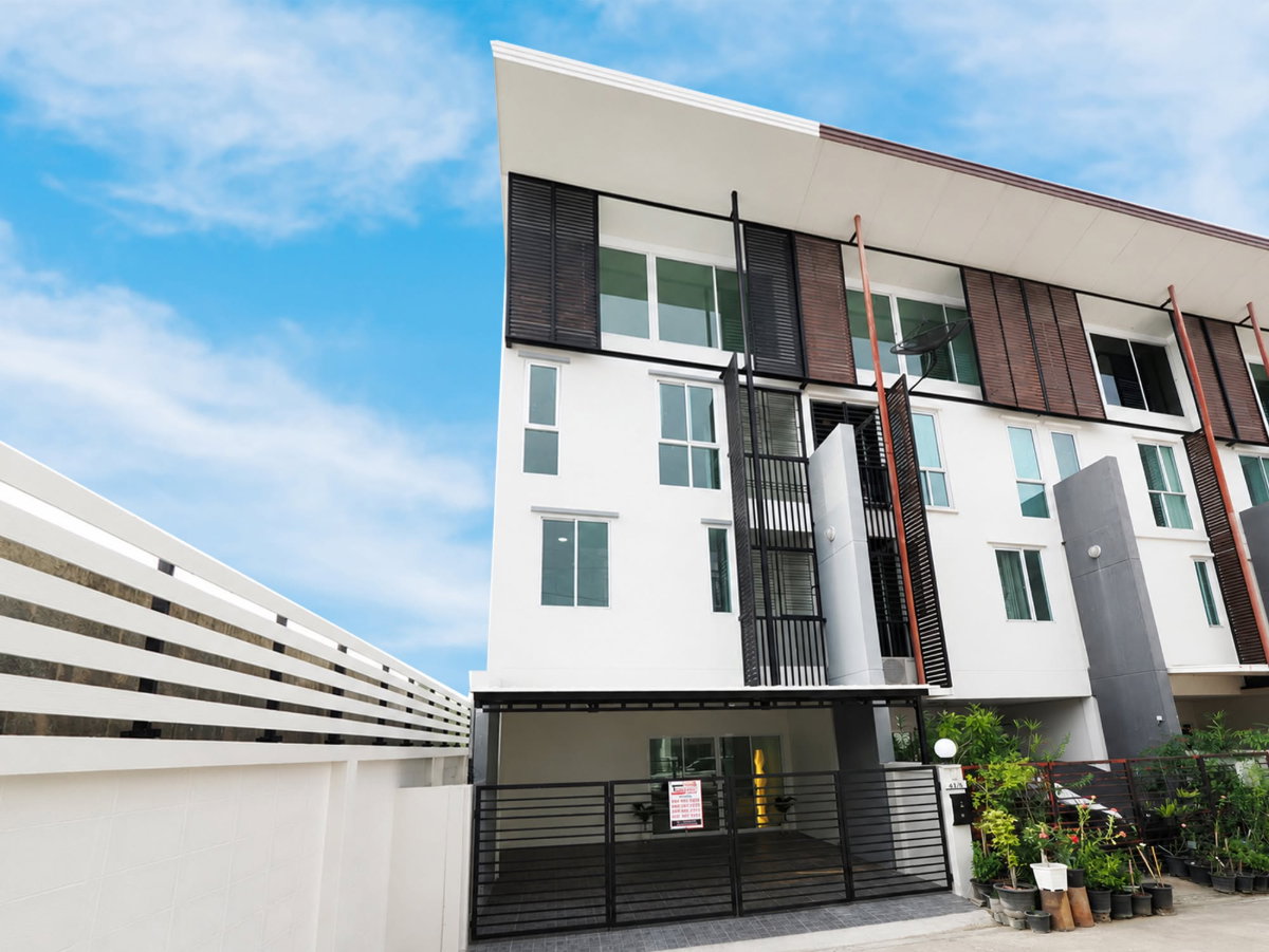 รูป ขายราคาพิเศษ ทาวน์โฮม 3.5 ชั้น ม.ดิแอททิค ขนาด 23.1 ตร.ว. 5 ห้องนอน 3 ห้องน้ำ บ้านสไตล์โมเดิล ทำเลหลังริม ต้นโครงการ รีโนเวทใหม่ทั้งหลัง [แจ้งวัฒนะ] - รูปที่ 2/64
