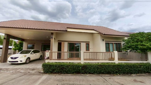 Single storey house for rent. with 3 bedrooms, 3 bathrooms.
