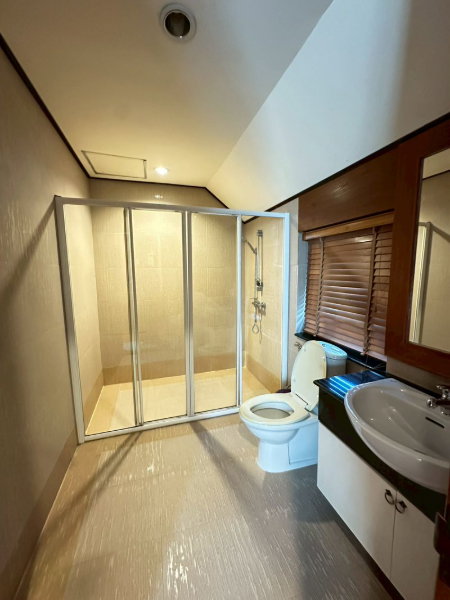 รูป บ้านเดี่ยวพร้อมสระว่ายน้ำส่วนตัว ใกล้เทอมินอบ21 ราคาเช่า 75,000 บาท/เดือน - รูปที่ 16/19