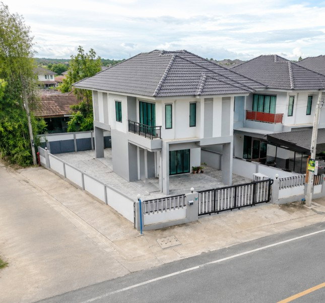 เฟอร์ครบ บุญถาวร 3.9 กม.ให้เช่าบ้านเดี่ยว 2 ชั้น 50 ตร.วา. 200 ตร.ม.แม็คโคร สุราษฎร์ธานี 3.3 กม.3 นอน 3 น้ำ เทศบาลนคร