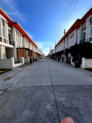 Townhouses for sale  Workpoint Entertainment : Townhome near future park rungsit 