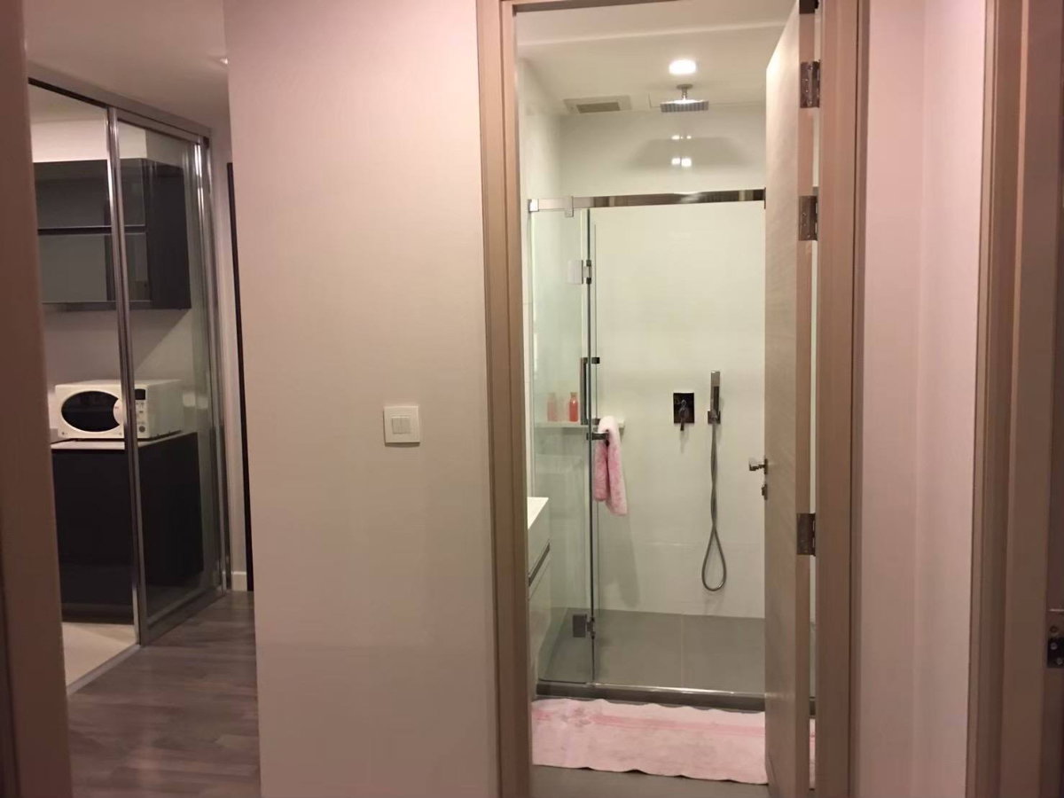 รูป The Room Rama 4【𝐒𝐄𝐋𝐋 & 𝐑𝐄𝐍𝐓】🔥ห้องดีไซน์โปร่งโล่ง ไซส์ใหญ่ พร้อมกระจกบานใหญ่เต็มผนัง ชมวิวเมืองได้จุใจ🔥 ติดต่อไลน์ไอดี: @hacondo - รูปที่ 5/7